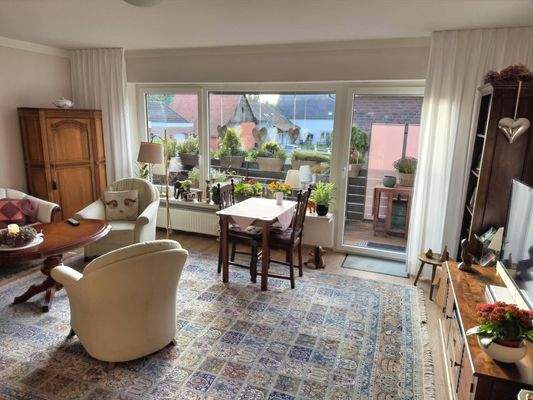 Wohn-/Esszimmer mit Zugang zum Balkon