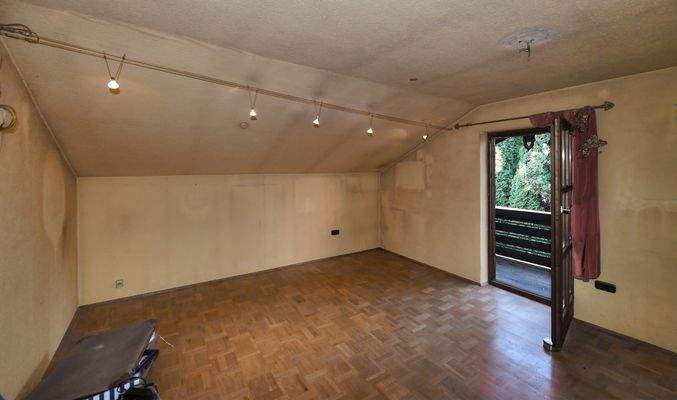 Wohnraum im Obergeschoss, mit Zugang zum Ostbalkon