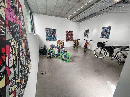 hinterer Bereich mit großen Fenstern links