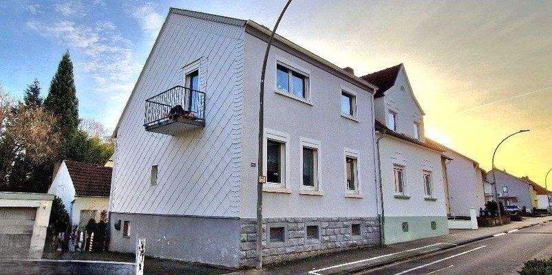 Ansicht mit Einfahrt 