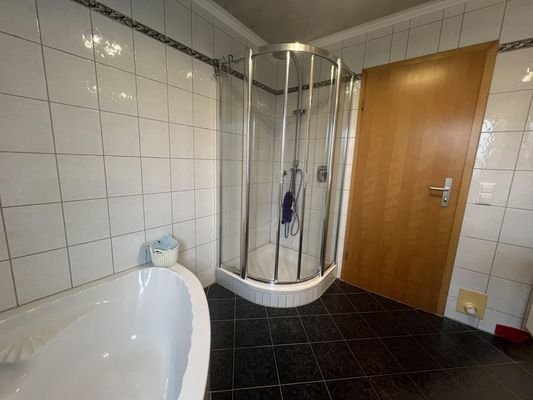 Dusch- u. Wannenbad EG Bild 2