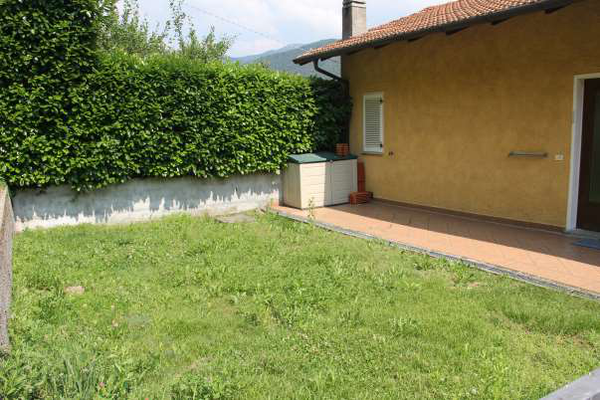 Ca. 50 m² Terrasse mit angrenzendem Privatgarten
