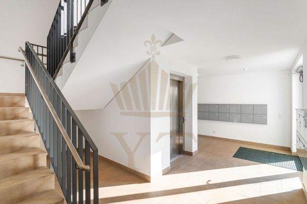 Treppenhaus mit Fahrstuhl