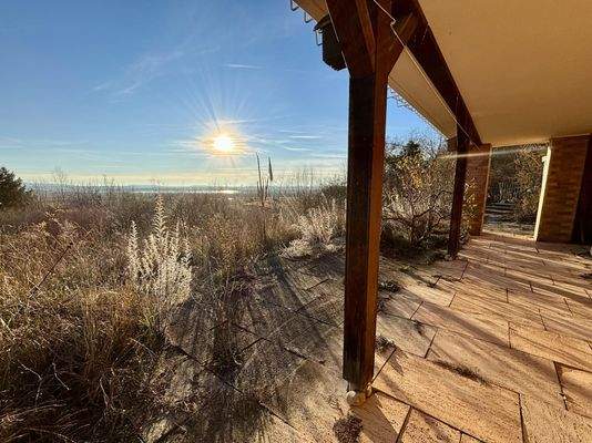 Teilweise überdachter Terrassenbereich
