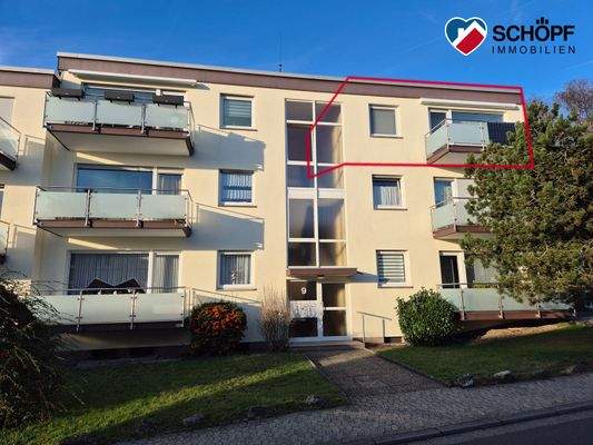 Hausfront mit Kennzeichnung der Wohnung