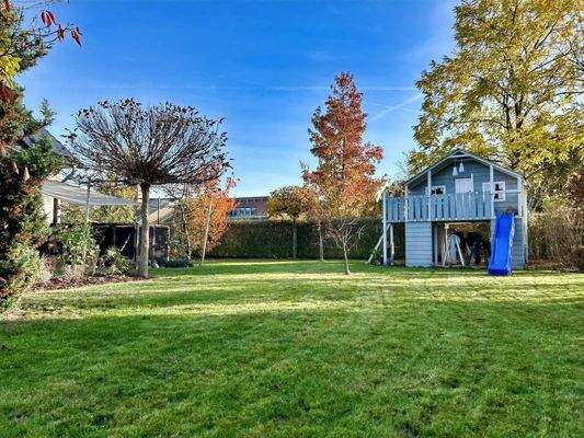 Garten mit Spielhaus