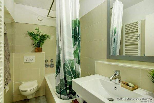 Modernisiertes Bad mit Wanne/Dusche und WC