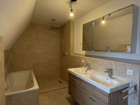 Badezimmer OG mit Badewanne