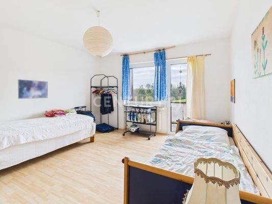 Schlafzimmer im OG mit Balkonzugang