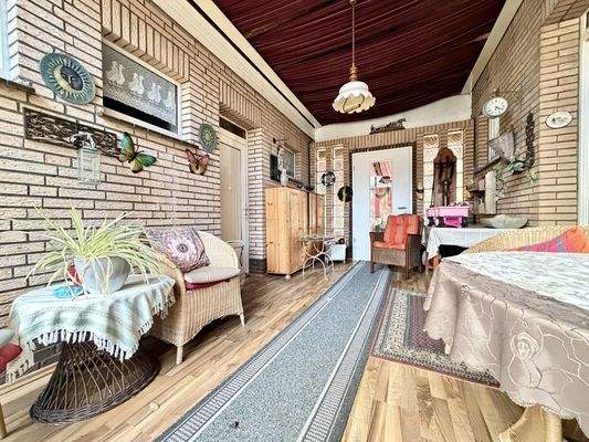 Flurbereich zwischen Haus und Garage