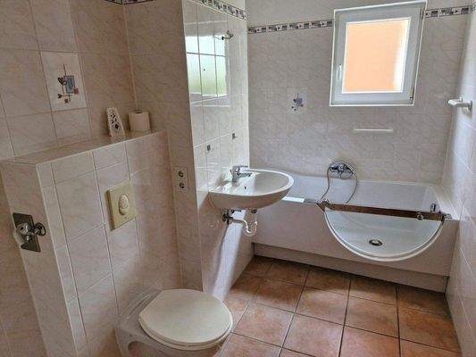 das Tageslichtbad mit barrierefreier Wanne