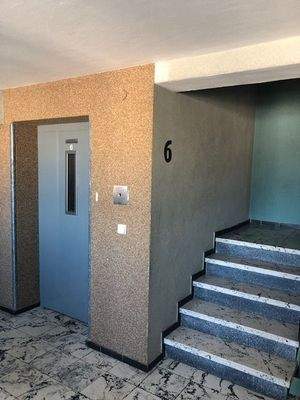 Aufzug und Treppenhaus