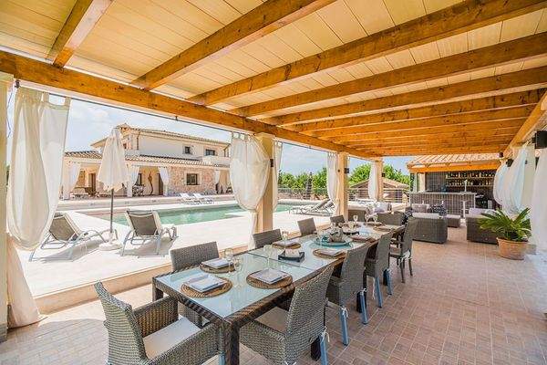 Poolbar und Außenbereich