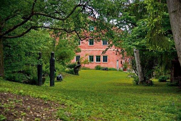 Blick zum  Haupthaus v. Garten