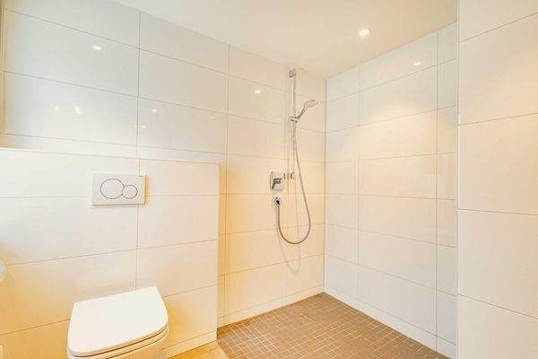 Bodentiefe, sehr große Dusche