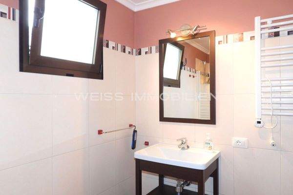 ...mit Badewanne, Waschbecken und Bidet