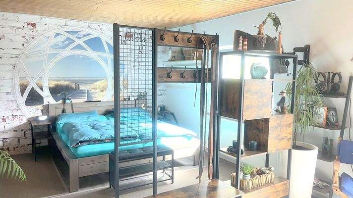 lichtdurchflutetes Schlafzimmer mit Durchgang zum Gartenareal