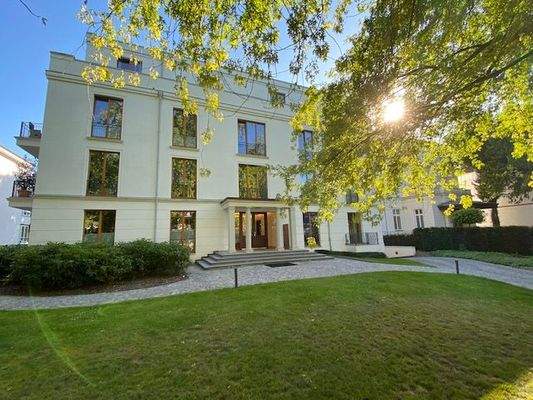 Hauseingang, Zufahrt über Auguststraße