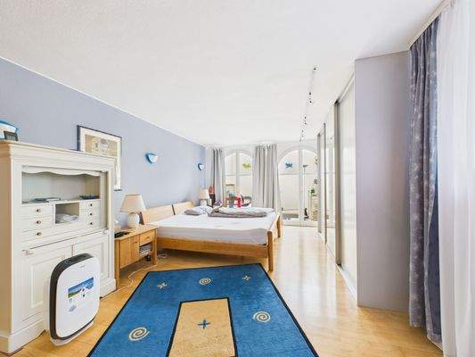 Großes helles Schlafzimmer mit Atelier!