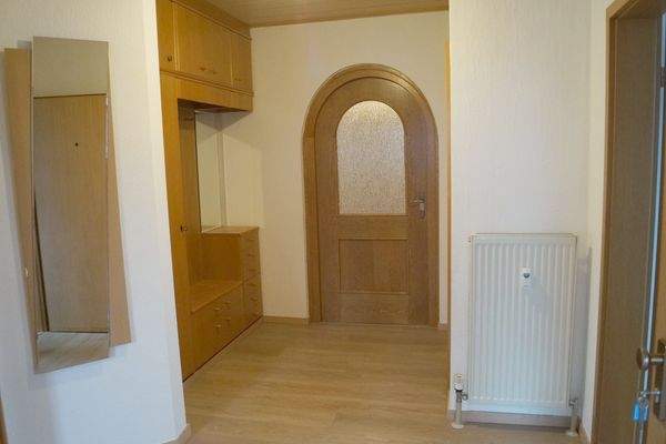 ... betreten Sie eine großzügig bemessene Diele ..