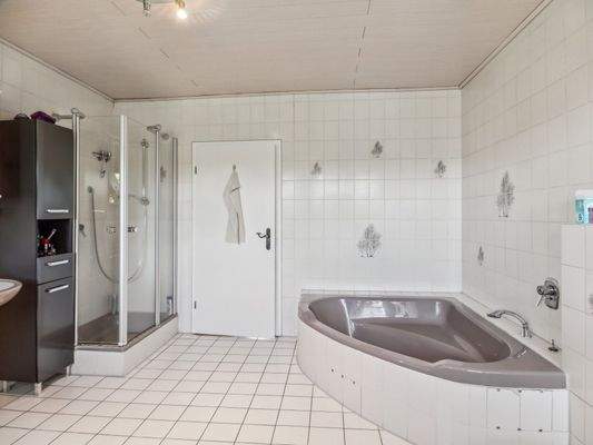 ... mit großer Eckwanne und Dusche