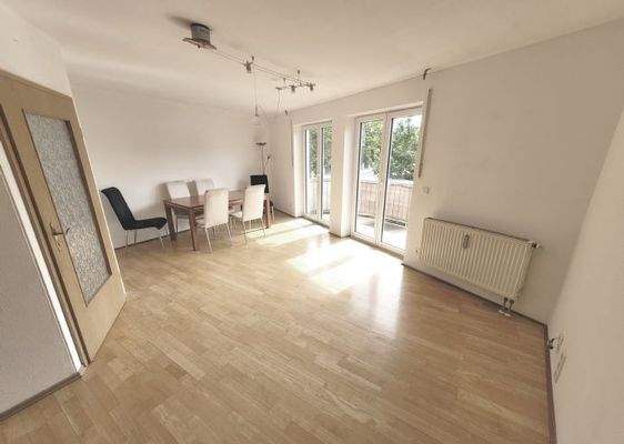 Wohnzimmer mit Balkon