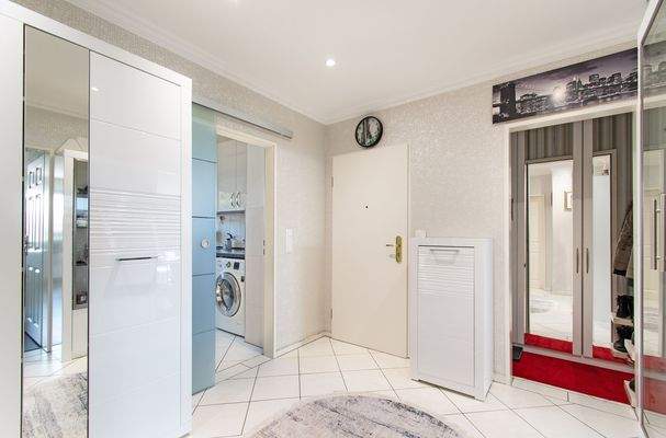 Großzügiger Flurbereich mit Garderobe.jpg