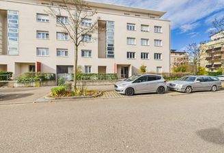 Modernes Mehrfamilienhaus im Rieselfeld