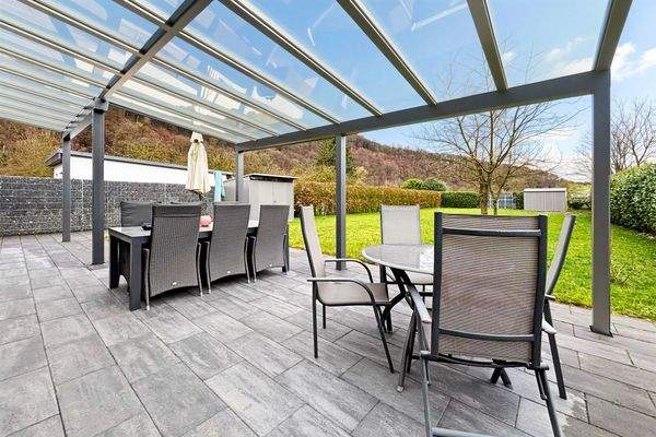 überdachte Terrasse mit elektr. Markise