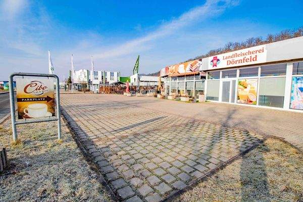 Gebäude und Parkplätze