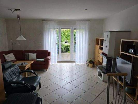 Wohnzimmer mit Ausgang zur Terrasse