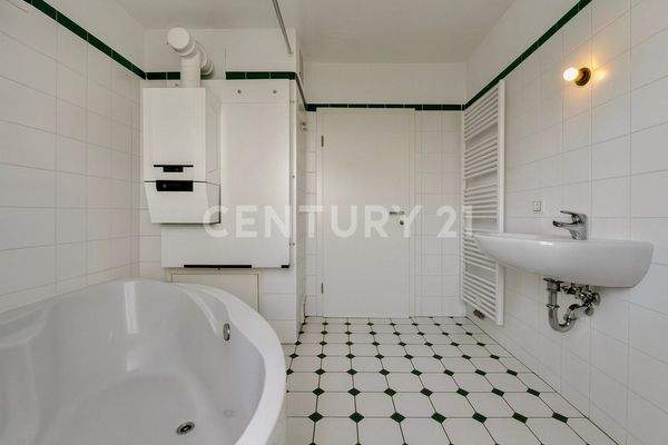 Das moderne zeitlose Badezimmer in Blickrichtung Flur