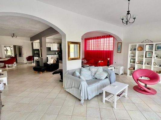 Kreta, Makry Gialos: 4-Zimmer-Erdgeschosswohnung in Strandnähe zu verkaufen