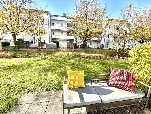 Der Blick von Ihrer Terrasse über Ihren Garten gen Westen