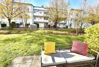 Der Blick von Ihrer Terrasse über Ihren Garten gen Westen