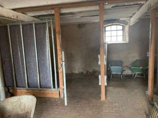 Drei von fünf Pferdeboxen