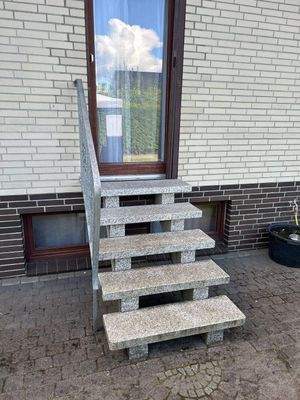 Granit-Treppenstufen zum Garten 