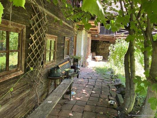 Bankerl vorm Eingang