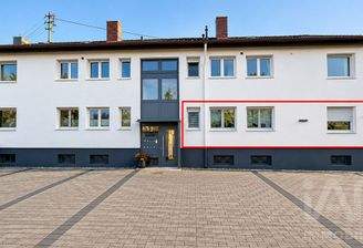 Moderne Wohnfassade mit markierter Wohnung