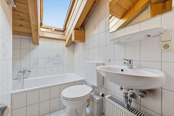 Das helle Badezimmer im Dachgeschoss