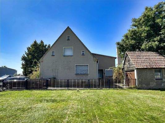 Giebelseite und Außenansicht