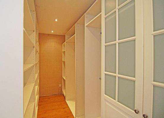 begehbarer Kleiderschrank in der Einliegerwohnung