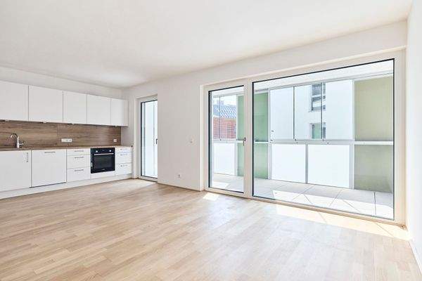 Hell und freundliches Wohnen/Essen/Kochen mit Zugang zur Loggia