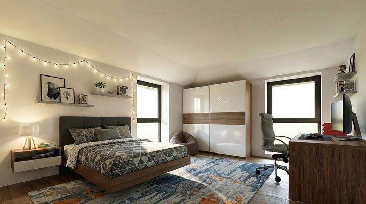 Das helle Kinderzimmer mit Lichterkette wirkt gemütlich und modern, mit einem Arbeitsbereich am Fenster