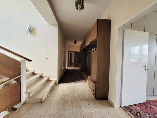 EG Flur mit Garderobe