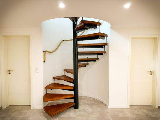 Treppe vom EG zum Keller.JPG