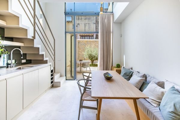 Neubau Stadthaus in Santa Catalina mit Dachterrasse und Patio