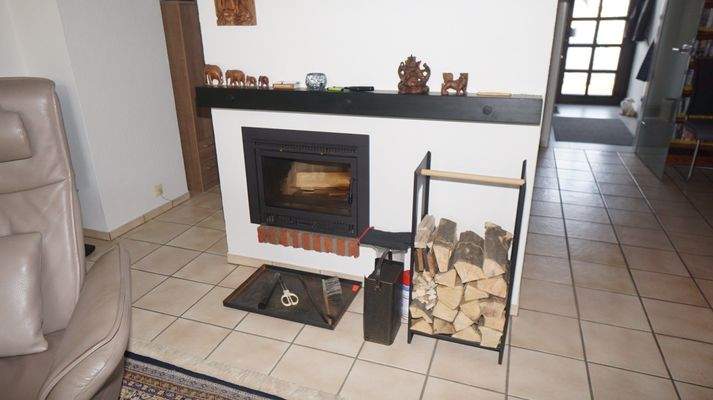 der Kamin im Wohnzimmer