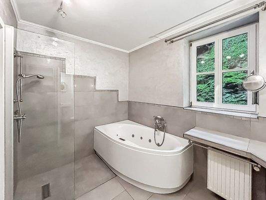 Badezimmer mit Whirlpool