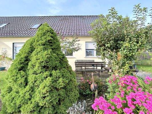 gepflegter Vorgarten mit Sitzecke